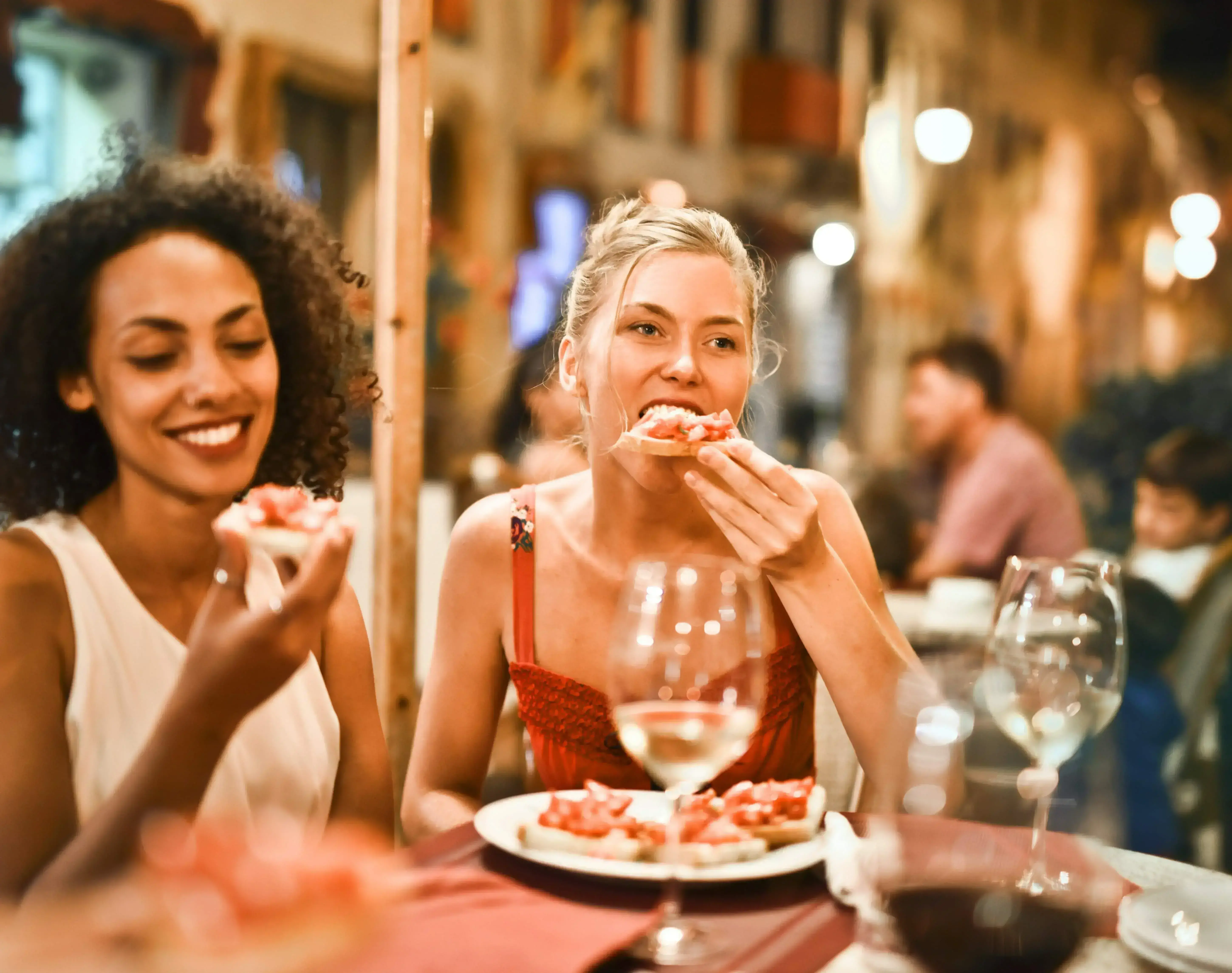 mujeres comiendo pizza